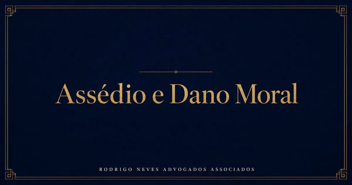 Capa do artigo sobre assédio moral no trabalho: fundo azul-marinho com moldura dourada e o tema "Assédio e Dano Moral" em letras douradas