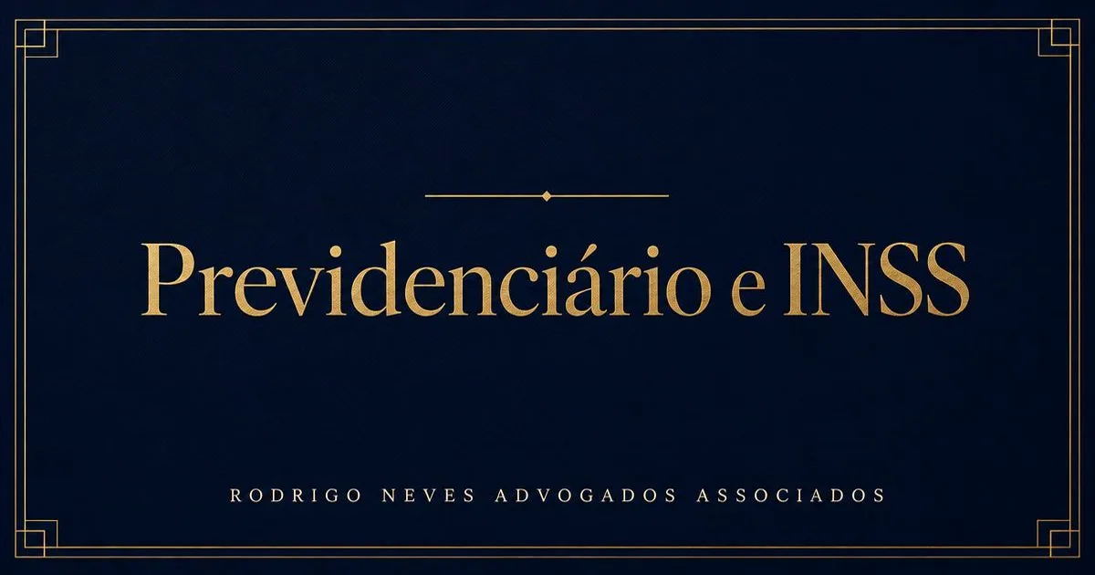 Capa do artigo sobre direito previdenciário: fundo azul-marinho com moldura dourada e o tema "Previdenciário e INSS" em letras douradas